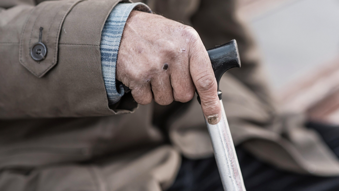 Abuelito conoció a una mujer en una app de citas, ella lo drogó y desvalijó