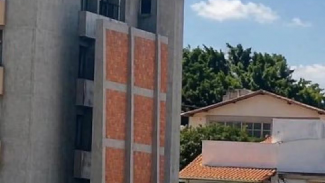 �Es legal? Construy� una tapia de 4 metros para que sus vecinos no lo vean