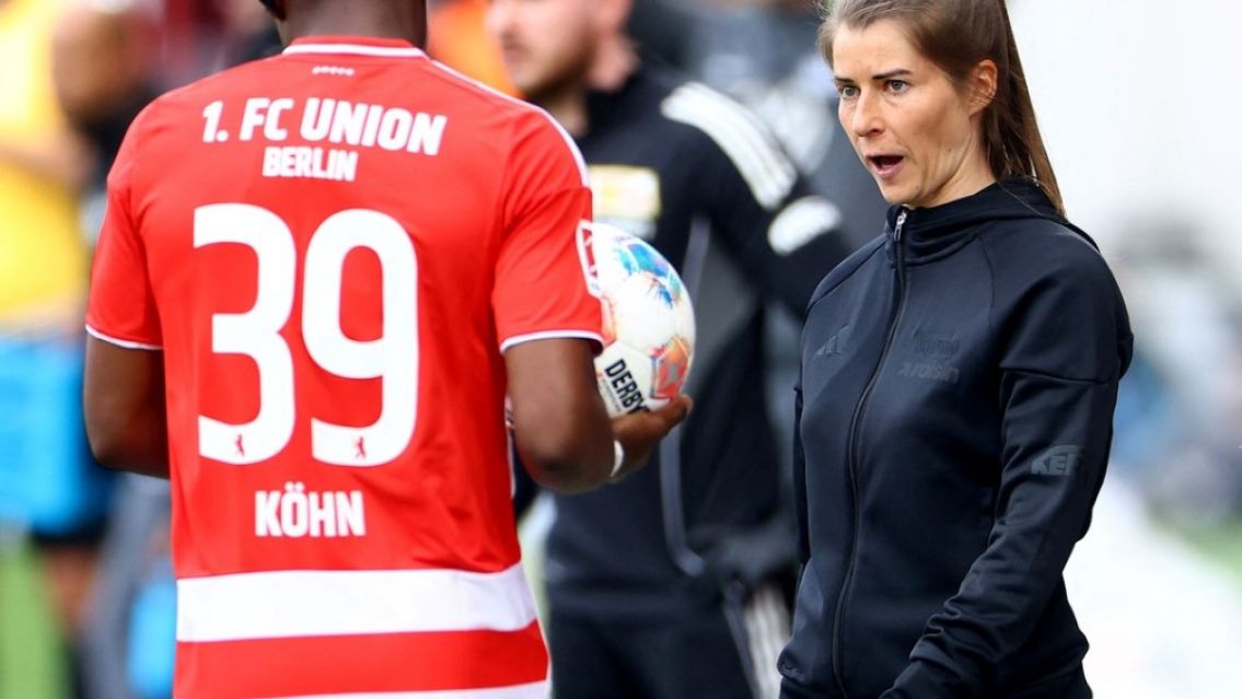 Día histórico: debutó la primera entrenadora en la elite europea