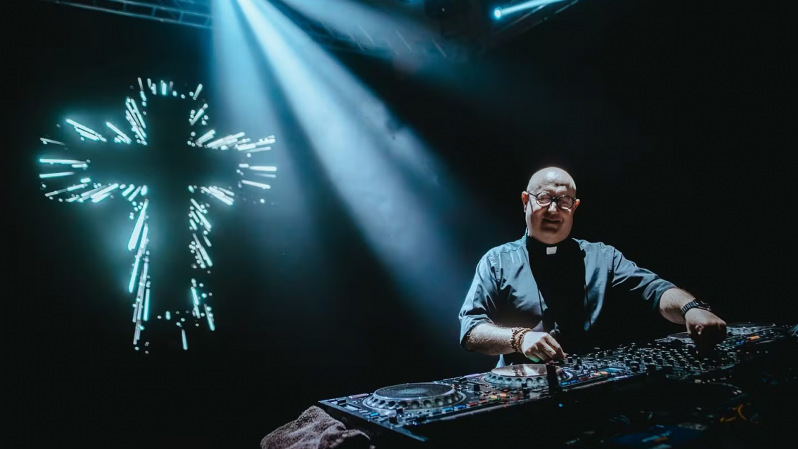 Una multitud fue a Plaza de Mayo a ver al curita DJ que homenajeó al Papa Francisco