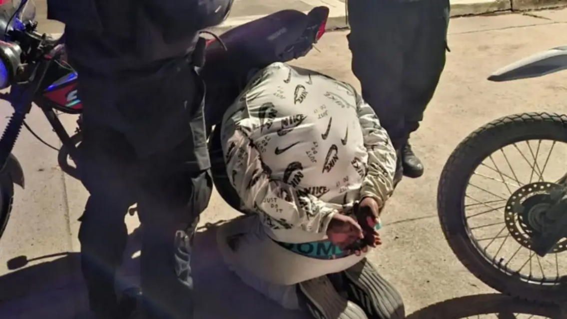 Cayó delivery de pasta base en Alto Comedero, se manejaba en una moto robada