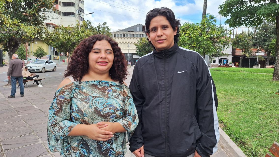 Estudiantes lanzan una "suelta de libros" para ayudar a quienes no pueden comprar material