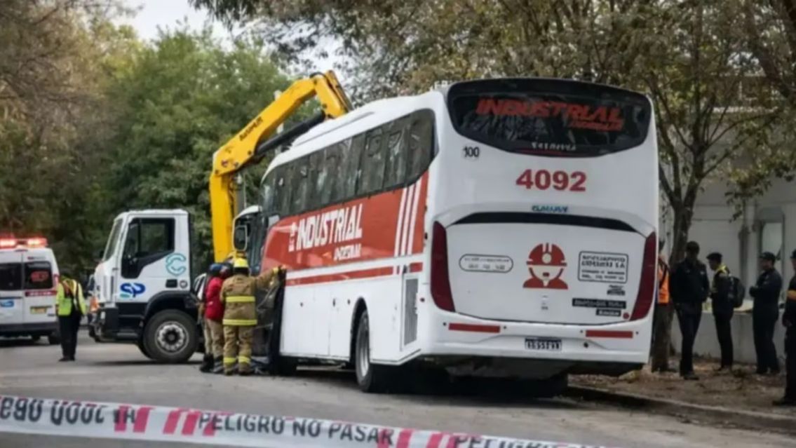 Mecánico murió aplastado por un colectivo mientras trabajaba