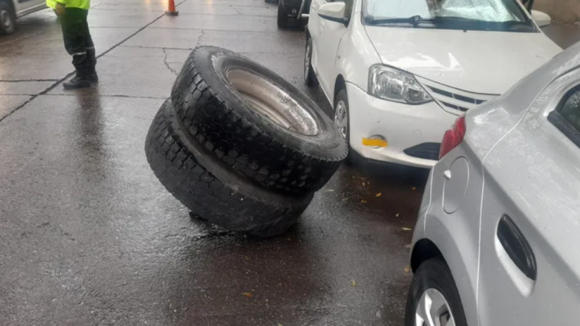 Pudo ser una tragedia: un colectivo perdió una rueda en pleno centro y chocó a un auto