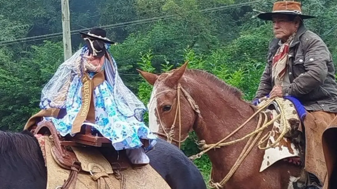 Emocionante: la virgencita a caballo que recorre las calles de Jujuy