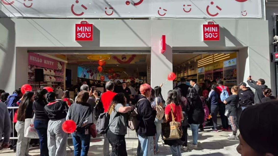 Furor total en Argentina: abrió una marca internacional y hubo filas de 5 cuadras y gente acampando