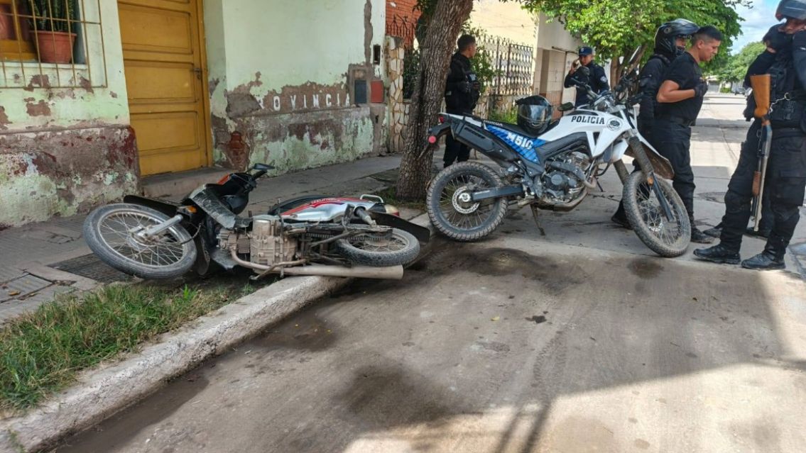 Dos menores robaron una moto y cayeron tras una persecución