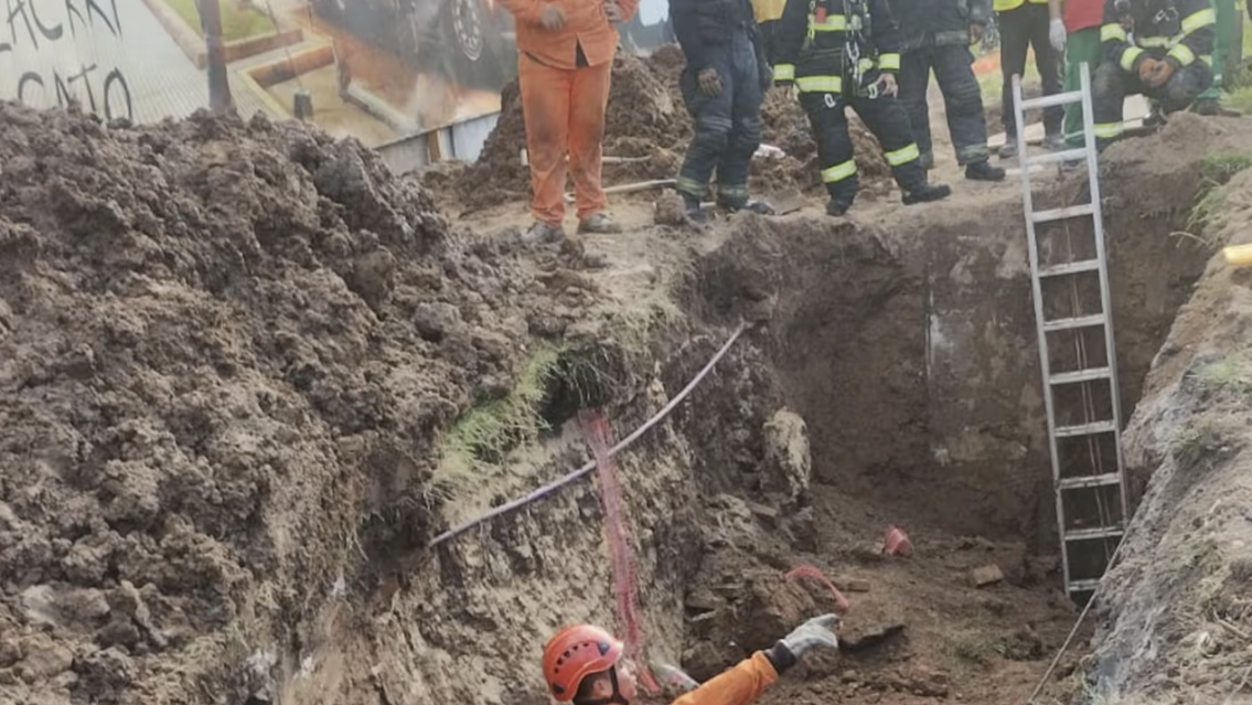 Derrumbe cerca de la cancha de River: dos obreros fueron rescatados entre los escombros