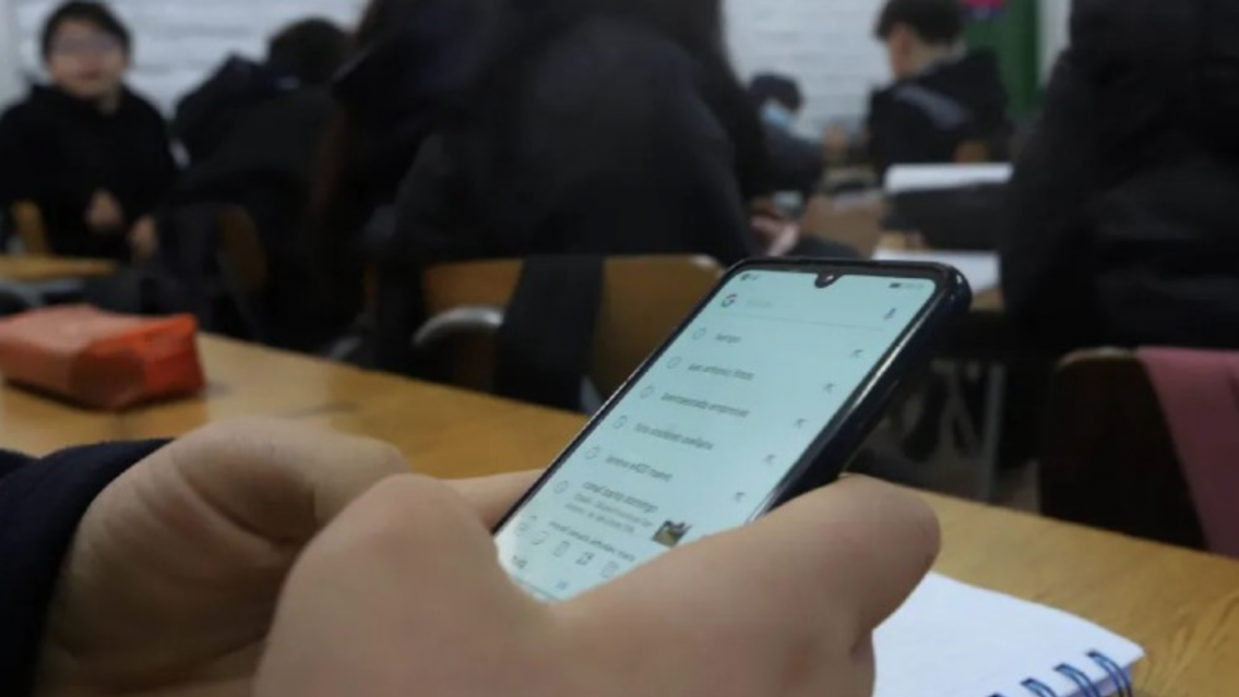 Desde el lunes, nuevas medidas en las escuelas de Jujuy: cambia todo con el celular