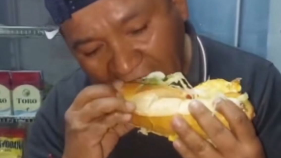 Ya fue la carne de burro: norte�o es furor por su s�ndwich de mojarrita