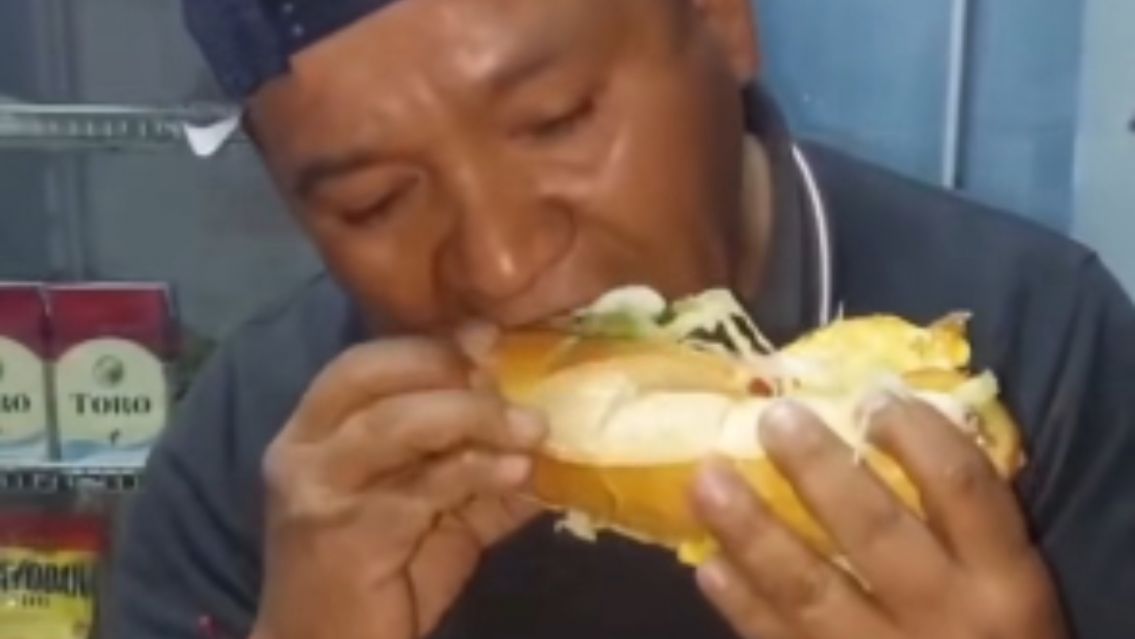 Ya fue la carne de burro: salte�o es furor por su s�ndwich de mojarrita