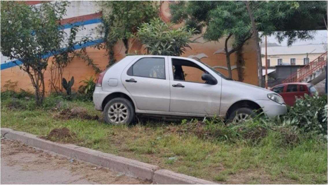 Tremendo choque en Palpalá: un auto terminó fuera de control