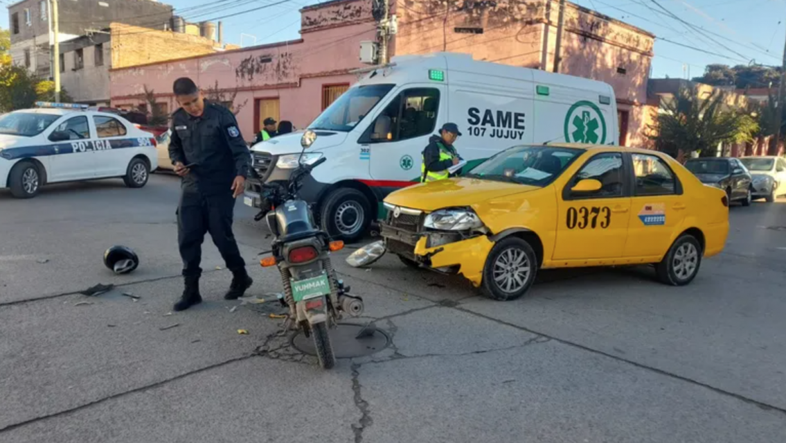Tole tole en Jujuy: un remis y una moto chocaron y todo terminó en un escándalo