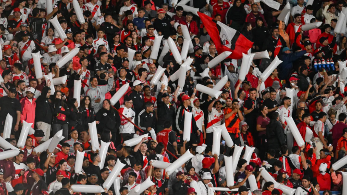 La millonaria multa que recibi� un hincha por tirar una "yuca" en pleno partido