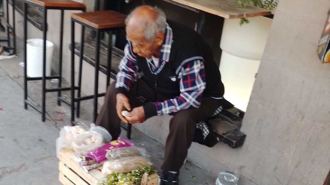 Desabrigado y con frío: abuelito jujeño vende en la calle para poder comer