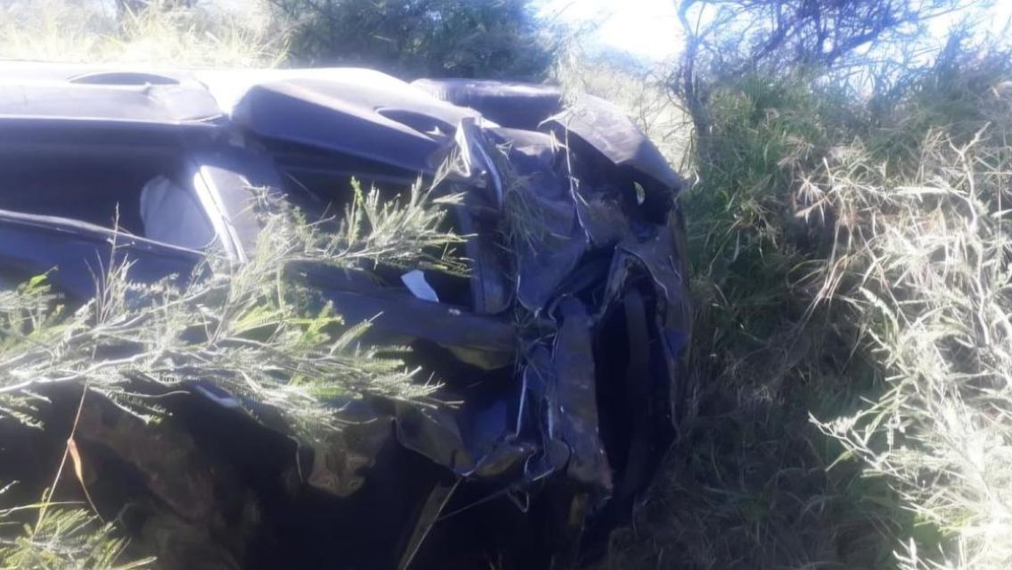 Chaqueño murió tras volcar con su auto y salir despedido en un camino rural