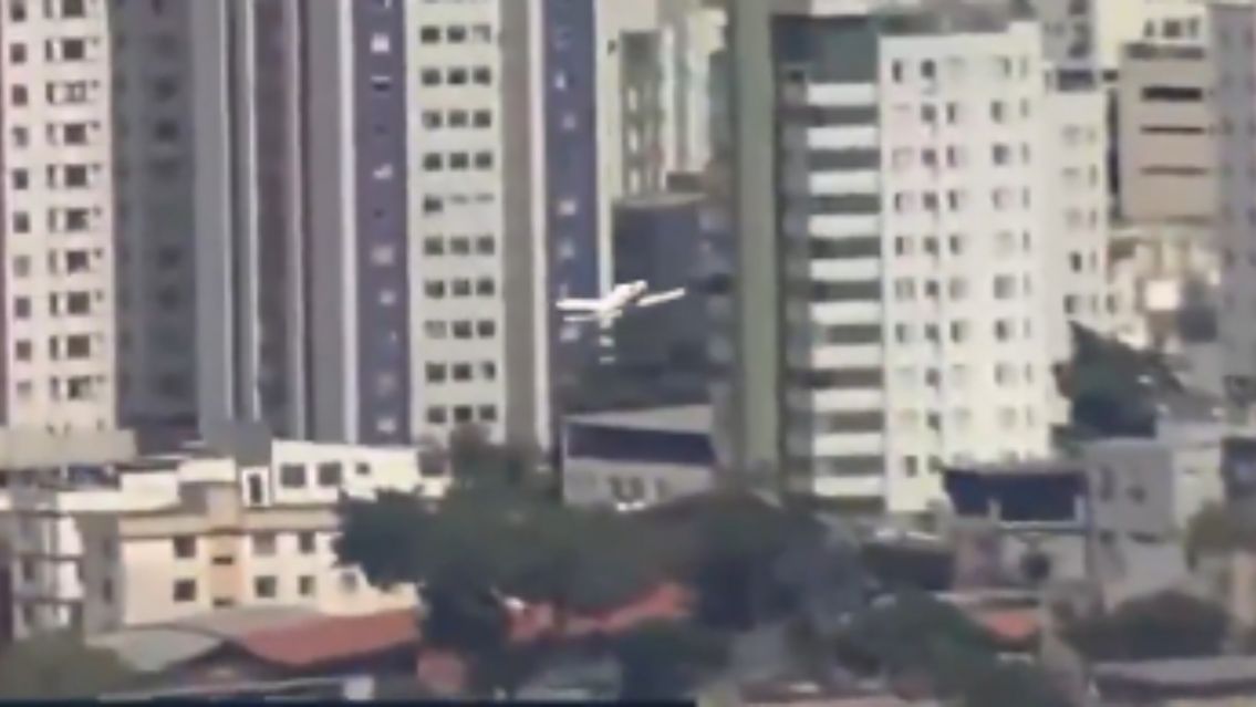 Una avioneta se estrell� contra un edificio en plena transmisi�n en vivo: hay dos muertos