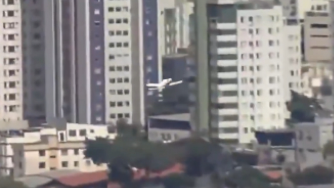 Una avioneta se estrell� contra un edificio en plena transmisi�n en vivo: hay dos muertos