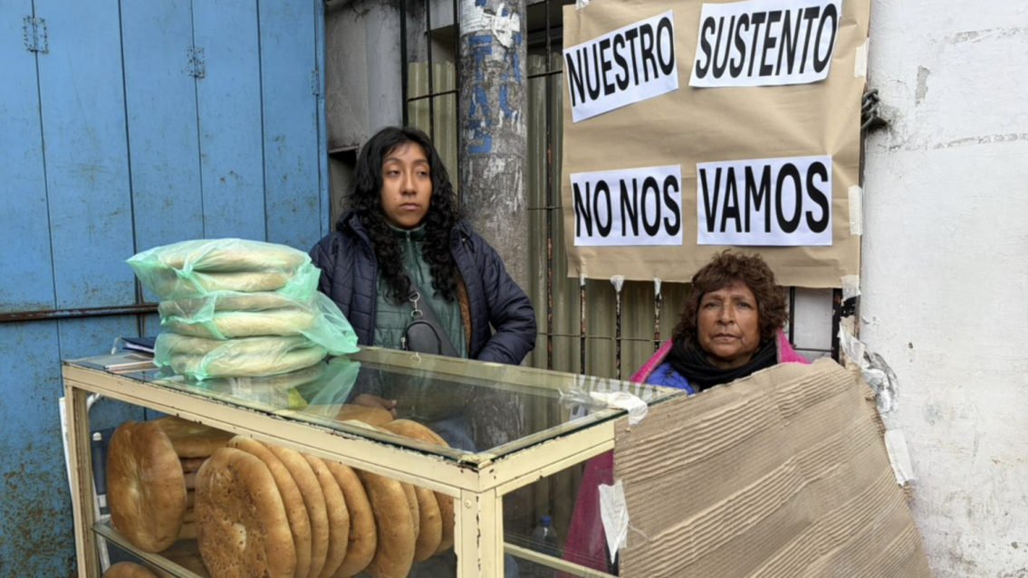 Jujeña se encadenó a su lugar de trabajo porque la quieren sacar: "Tengo todo en regla"