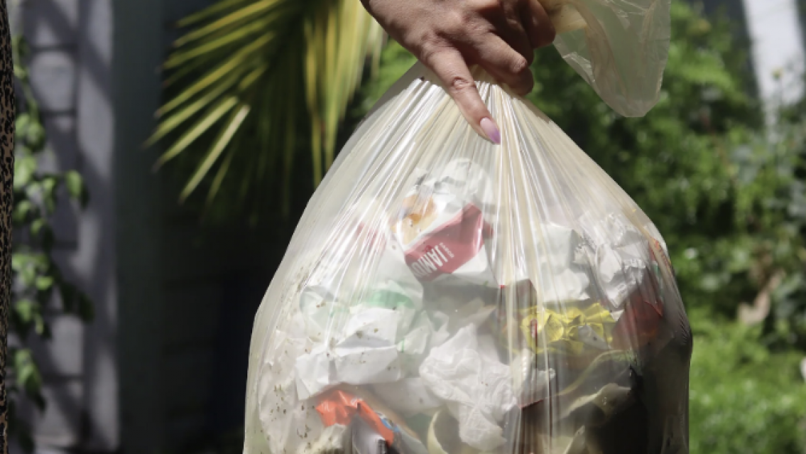 Ojo si te aparece una bolsa de basura que no es tuya en el frente de tu casa: así los agarraron