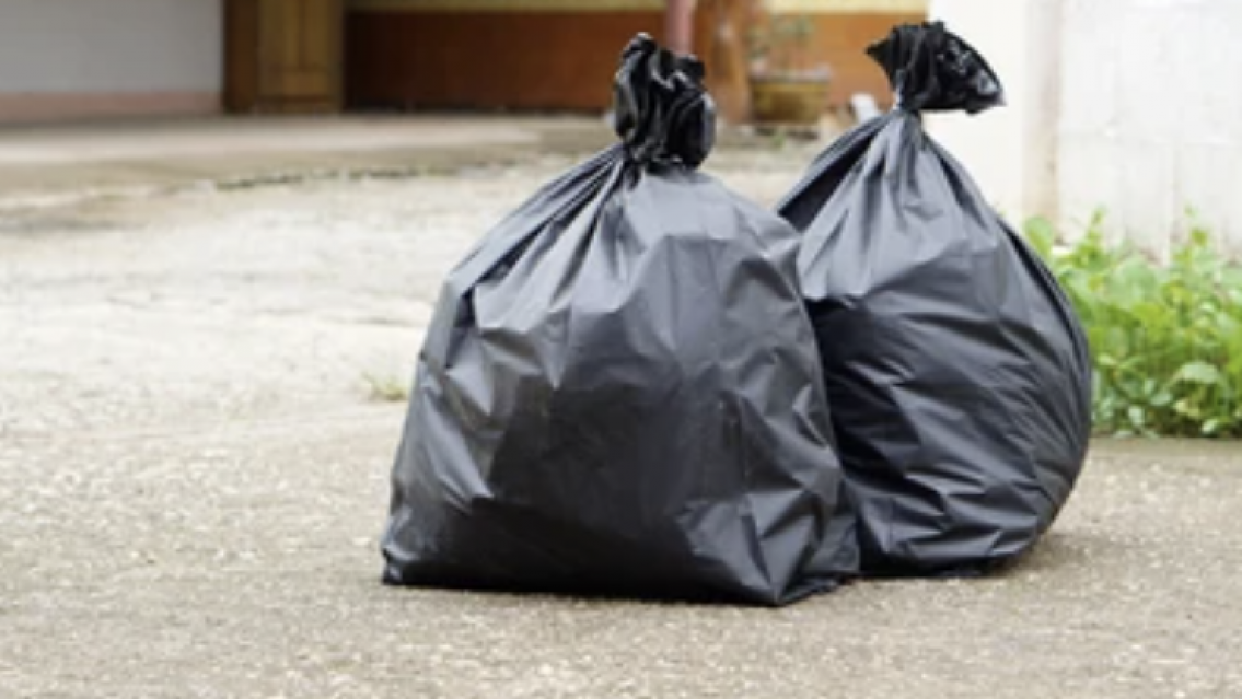 Cuidado si pusieron una bolsa de basura fuera de tu casa y no son tus residuos