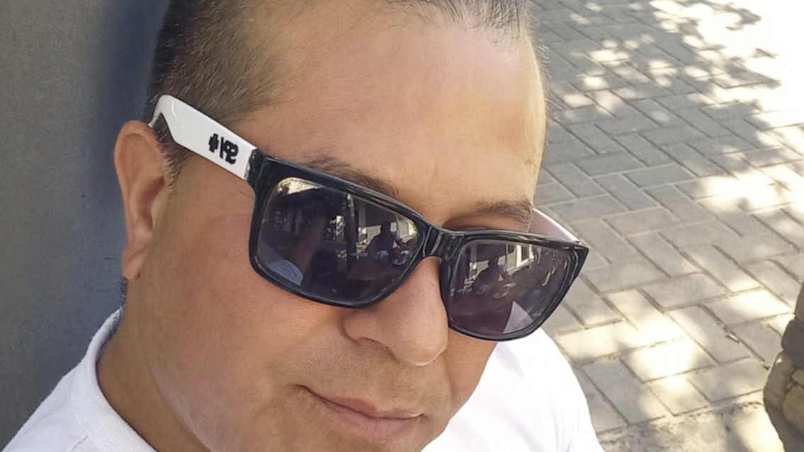 Quién es el empleado municipal que obligó a tomar pis a su novia y fue denunciado