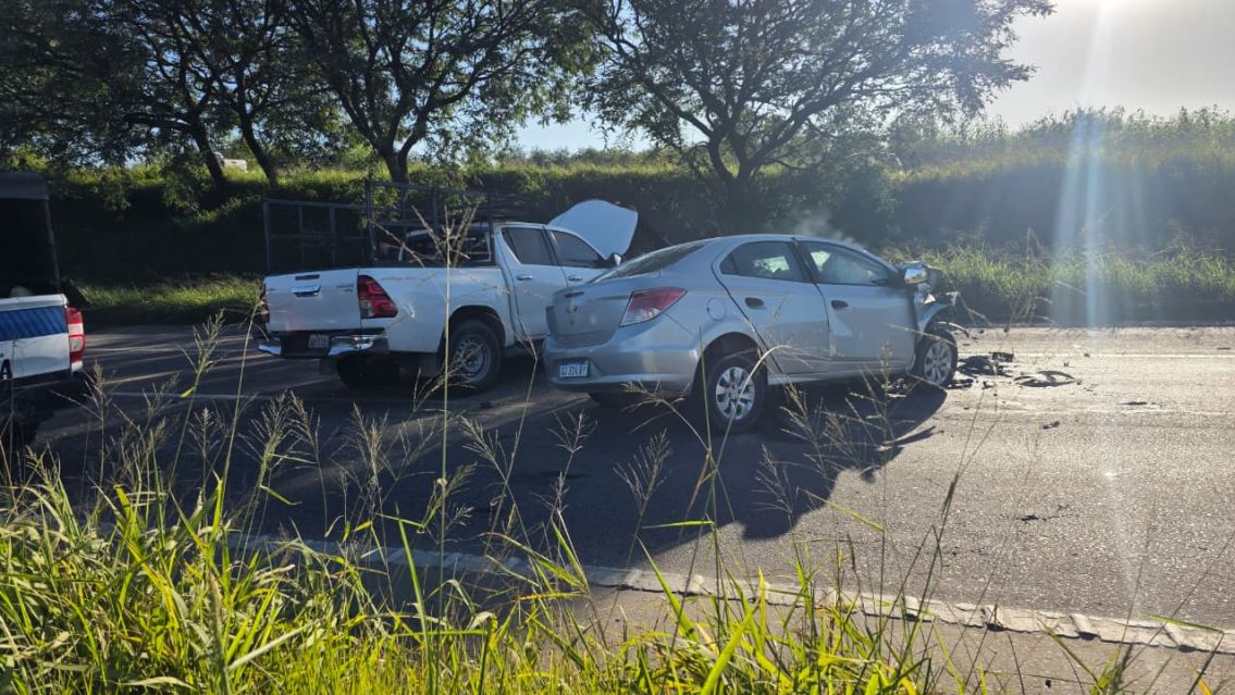 Violento accidente en Jujuy: un auto y una camioneta destrozados tras un brutal choque 
