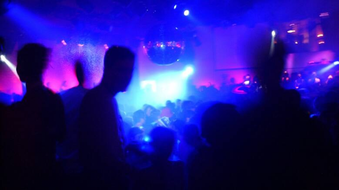 Chica salió a bailar y su ex le cayó al boliche con la "bendi": escándalo total