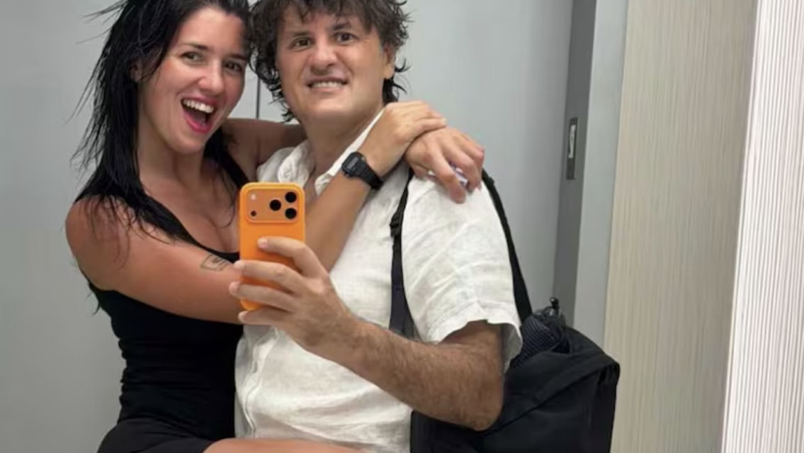 Los dos con pelo mojado y en el ascensor: el cantante de Los Piojos a full con su novia