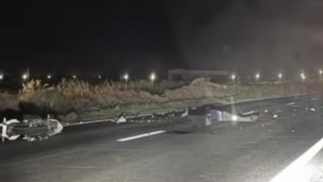 Choc� con un perro, cay� de la moto y muri� atropellado por dos camionetas