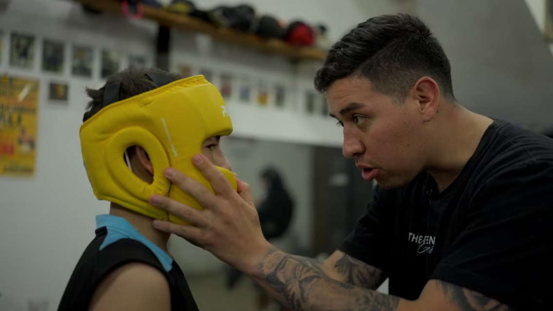 Boxeador rescat� a un nene que juntaba basura y lo llev� a vivir con �l, pero todo termin� mal