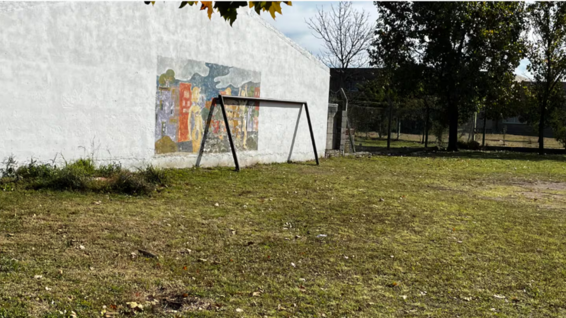 A una alumnita se le cay� un arco de f�tbol encima y muri�