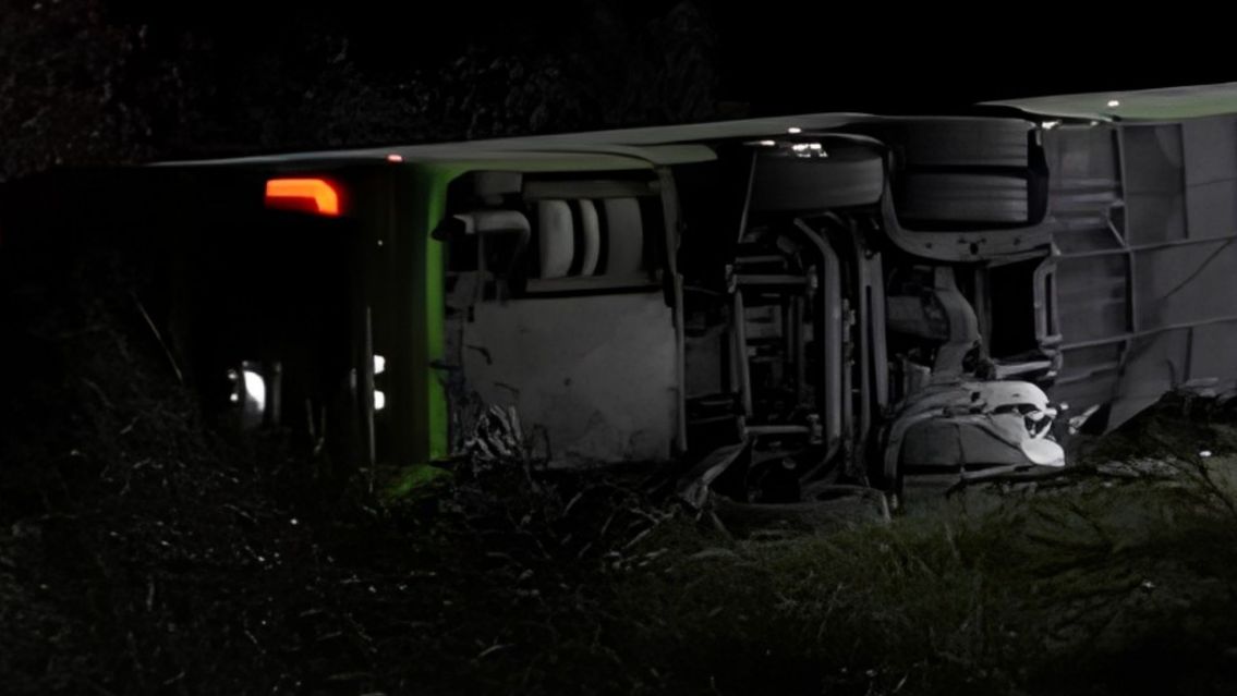 Murió una joven tras el vuelco de un colectivo con más de 30 pasajeros