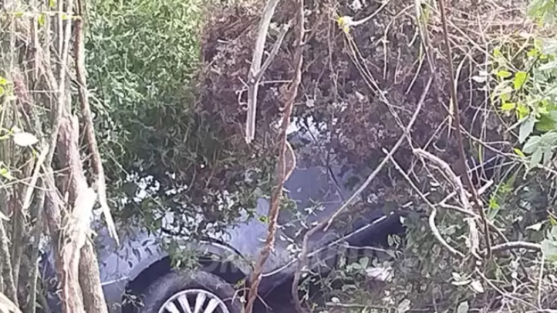 Jujuy: una mujer qued� atrapada tras caer con su auto al r�o Xibi Xibi