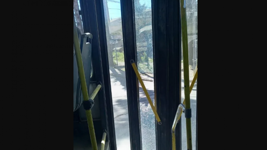 Juje�a cay� de un colectivo en movimiento, se desmay� y termin� en el hospital