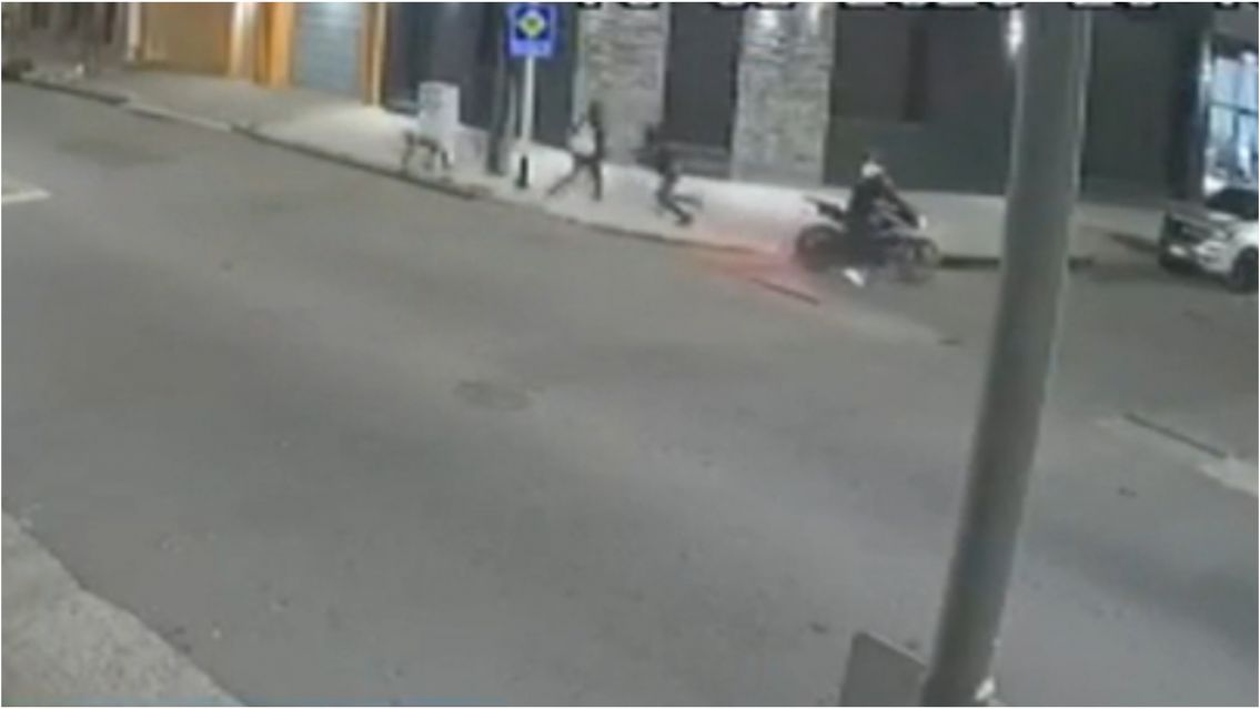 Terror en plena calle: atacaron brutalmente a una mujer para sacarle la mochila