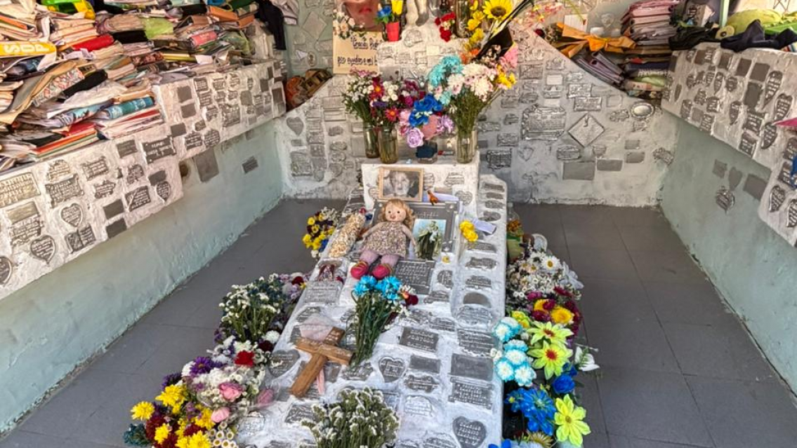Llega el segundo semestre y muchos le piden aprobar: as� est� el santuario de Pedrito Sang�eso