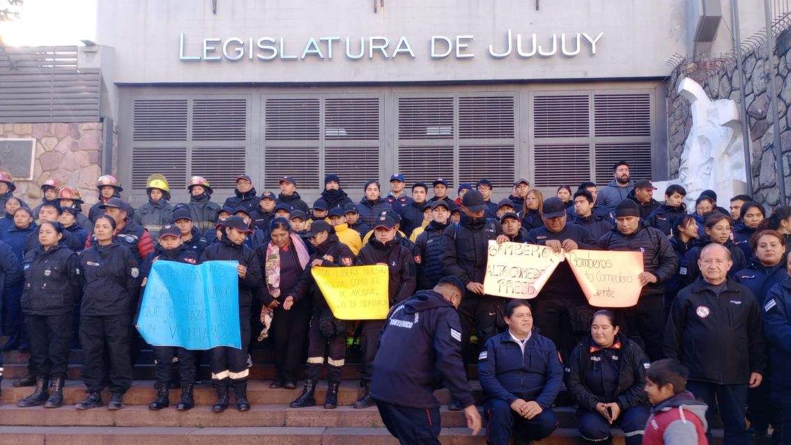 Bomberos voluntarios buscan una ley en Jujuy para acceder a obra social, vivienda y jubilación