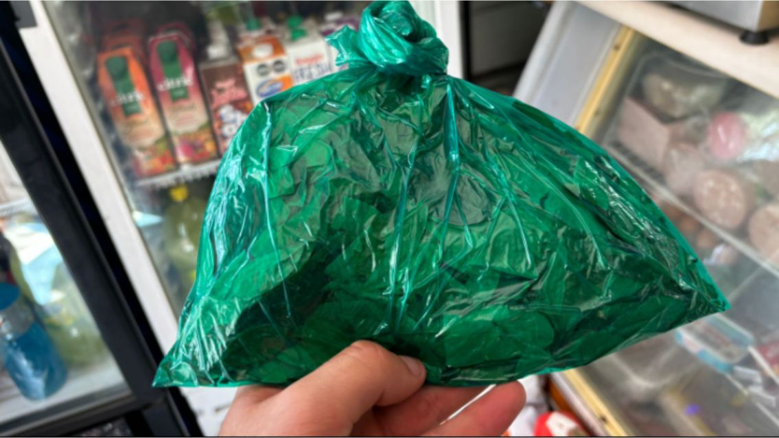Subi� la coca de coquear en Jujuy: cu�nto cuesta ahora la bolsita