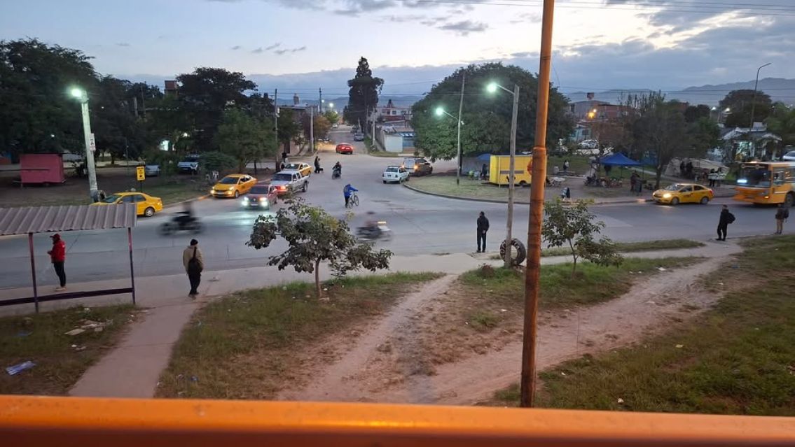 "Es imposible cruzar": fuerte preocupación por el peligro vial en la colectora de Agua Potable