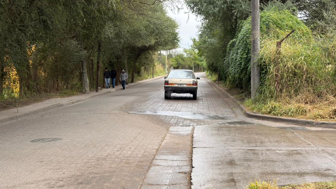 Piden construir veredas para alumnos de una escuela técnica y advierten por el peligro al circular