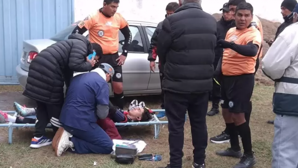 Esc�ndalo en Jujuy: un partido de f�tbol termin� a las pi�as y con un jugador desmayado