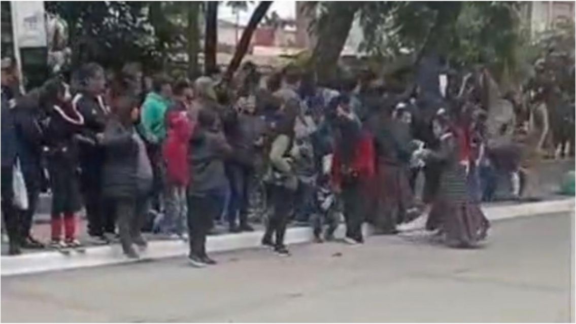 Descontrol en pleno desfile: un caballo se fue contra la gente y hubo heridos