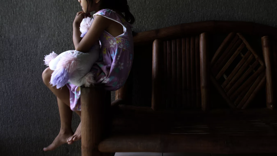"Me pega con cables": menor llegó toda golpeada a la escuela y acusó a su papá
