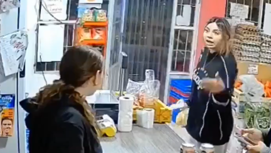 Fue a reclamar al negocio por la mala atención y se agarró a las piñas con la vendedora