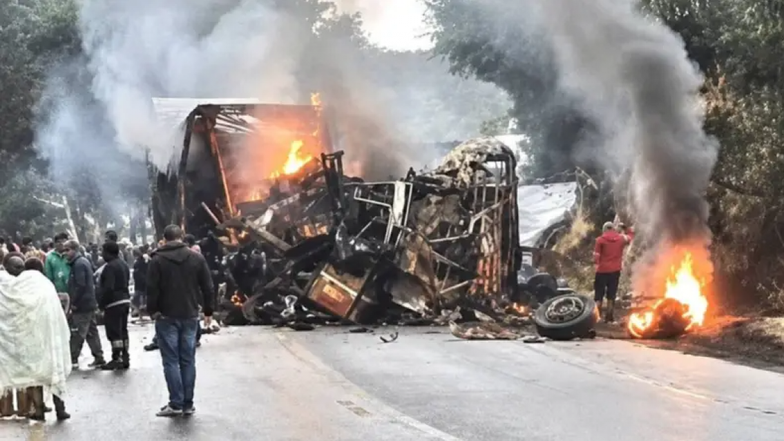 Choque fatal entre un colectivo y un camión: se prendieron fuego y ocho hay víctimas