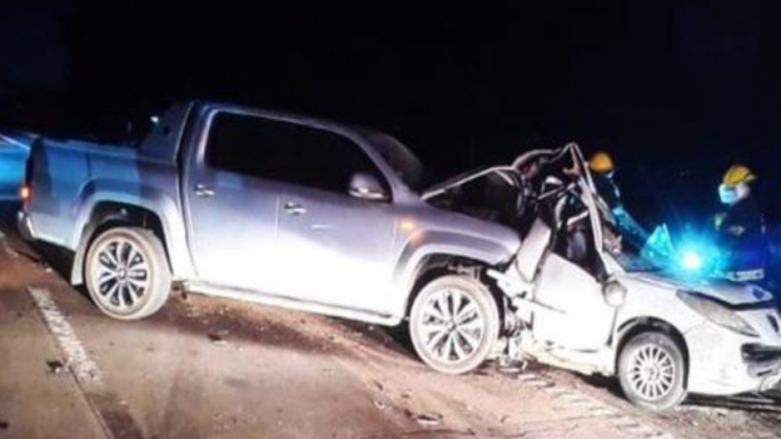 Una Amarok los choc� cuando buscaban ayuda m�dica: murieron 5 personas de la familia