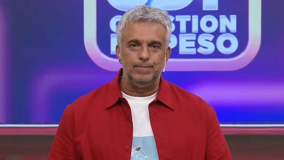 Que viva el amor: a los besos en los pasillos de Canal 13