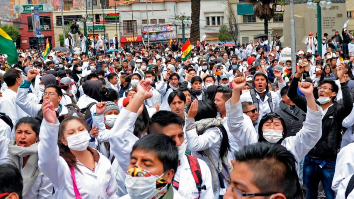 Bolivia al límite: médicos salieron a las calles por la falta de oxígeno, alimentos y medicamentos en hospitales