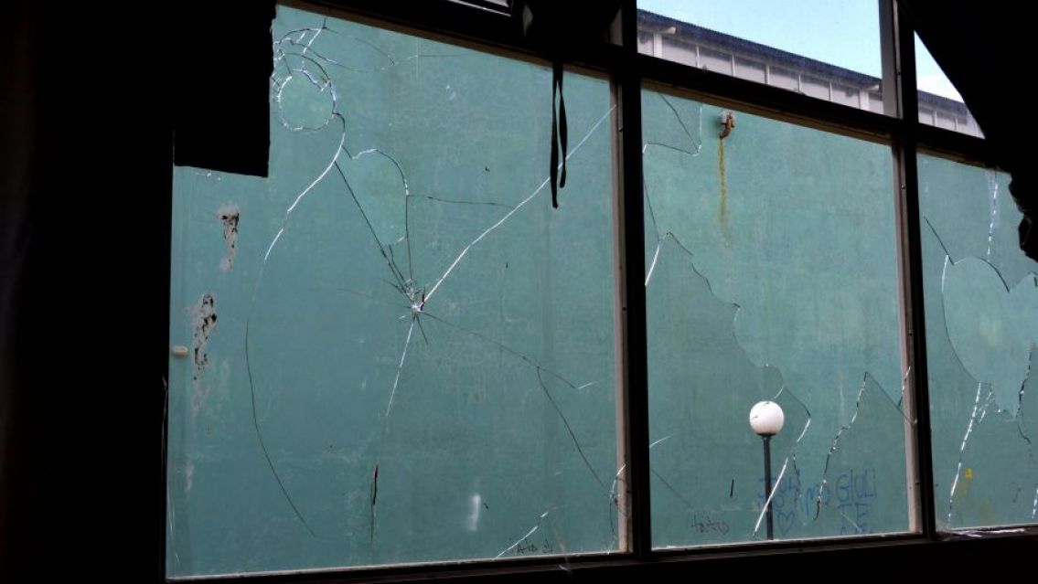 Conmoción en escuela jujeña: cayó un ventanal y le cortó los tendones a un chico